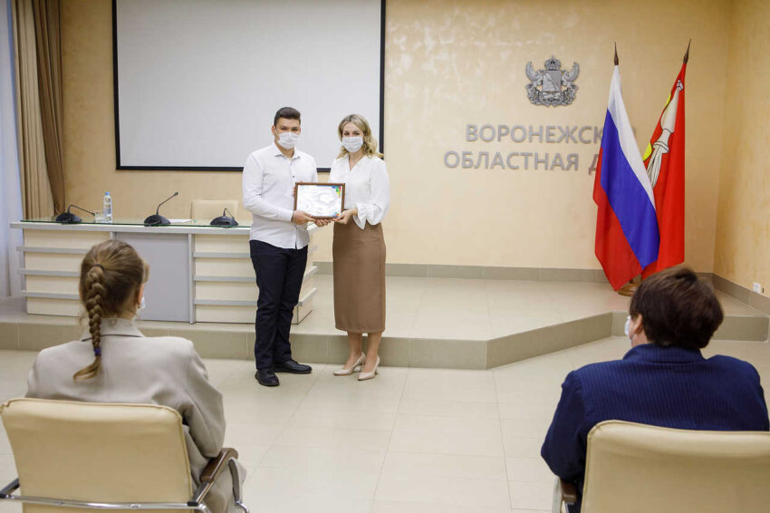 Юных участников Всероссийского конкурса законотворческих инициатив поздравили в Воронежской облдуме