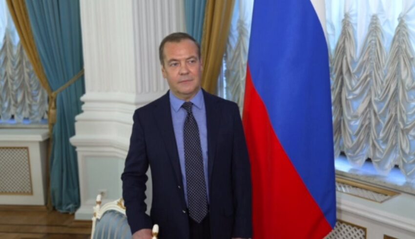 На военную службу в России поступило 385 тыс. человек, сообщил Медведев