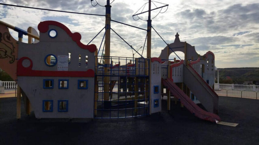 На площадке в парке «Горки» в Лисках пострадал пятилетний мальчик