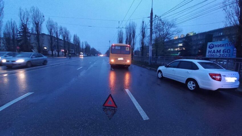 В Воронеже пострадавшего от удара «Нивы» пешехода переехал школьный автобус