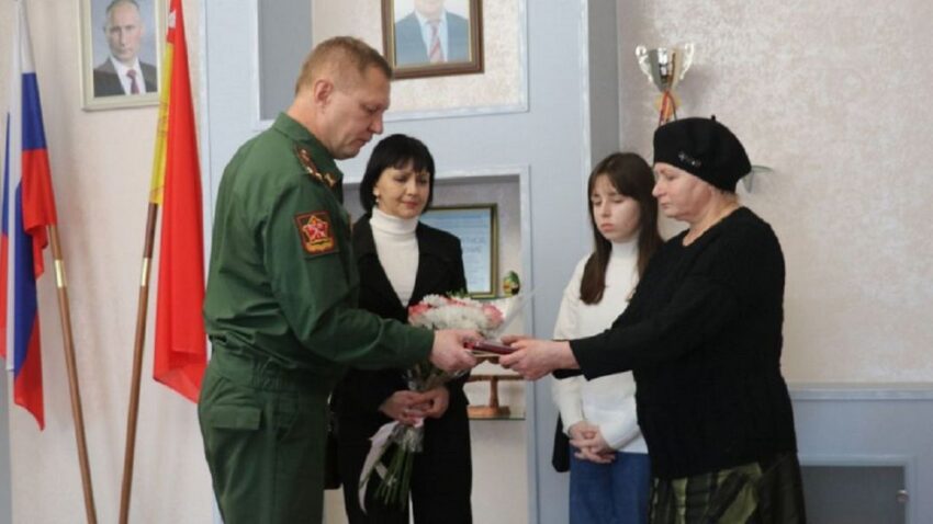 Орден Мужества передали семье погибшего воронежского танкиста