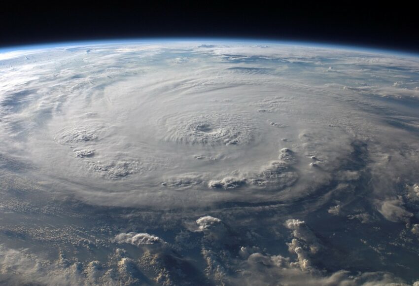 О штормовом ветре предупредили жителей 15 российских регионов