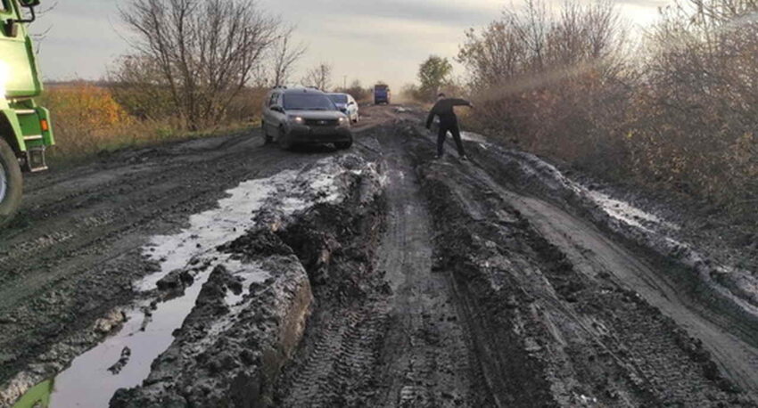 Из-за утонувшей в грязи дороги жители воронежского села оказались отрезаны от мира