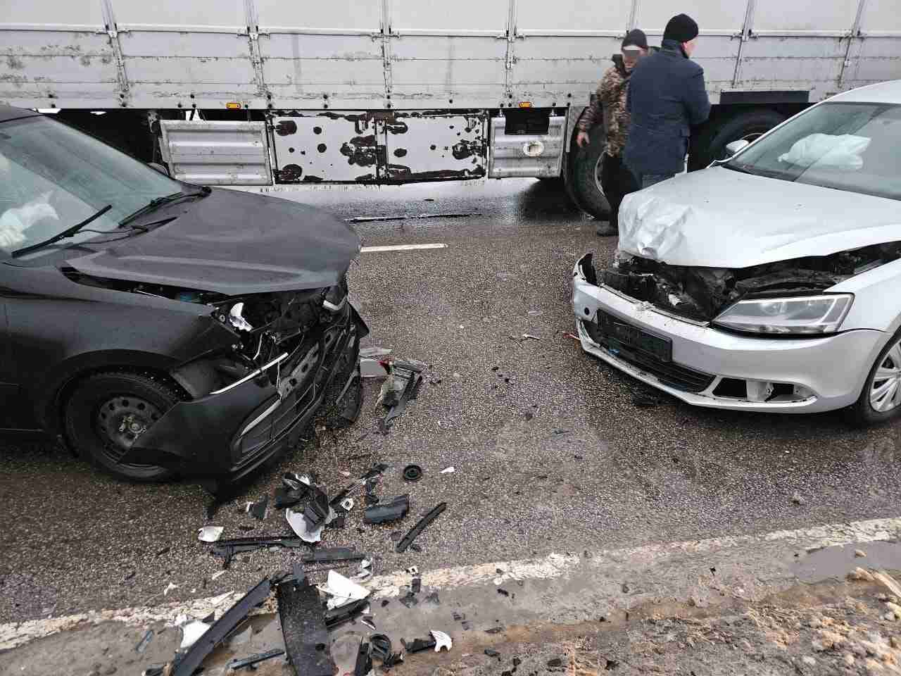 Водители двух легковушек пострадали в ДТП с грузовиком в Воронеже - ВестиПК  в Воронеже