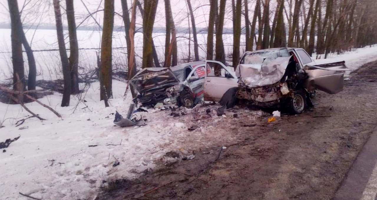 В лобовом столкновении на воронежской трассе пострадали оба водителя -  ВестиПК в Воронеже