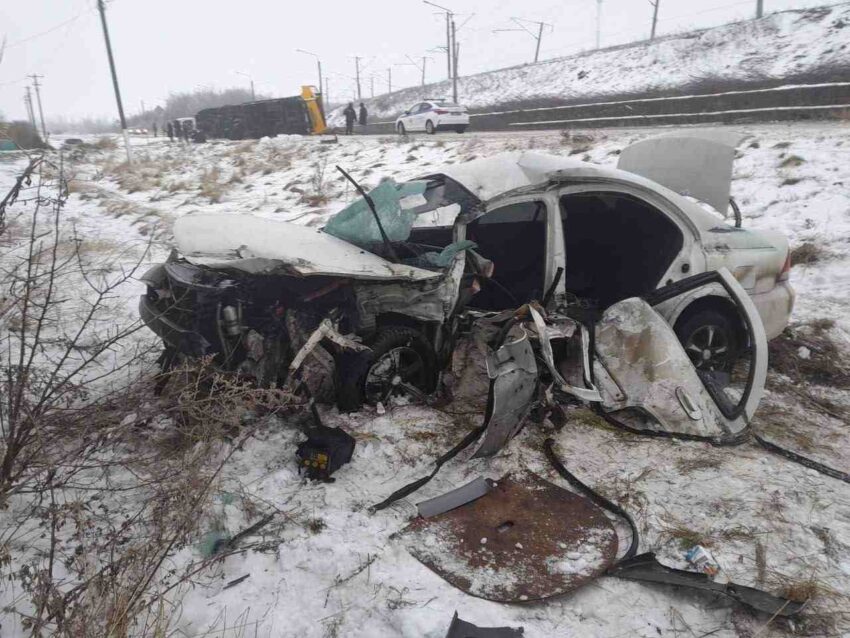 Из-за КамАЗа, врезавшегося в столб под Воронежем, пострадал водитель легковушки