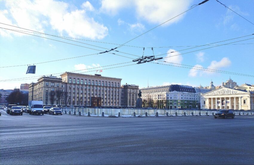 Главную елку города доставили на площадь Ленина в Воронеже