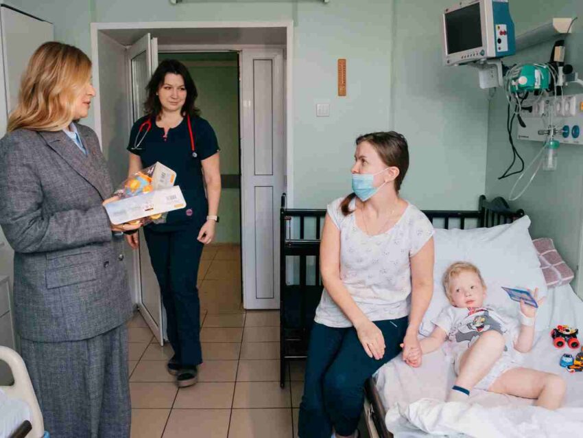 Воронежские единороссы и сторонники партии передали подарки в детский кардиохирургический центр в рамках акции «Коробка храбрости»