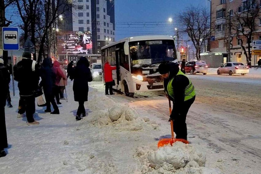 Ночью на воронежских дорогах убирали снег 237 единиц техники