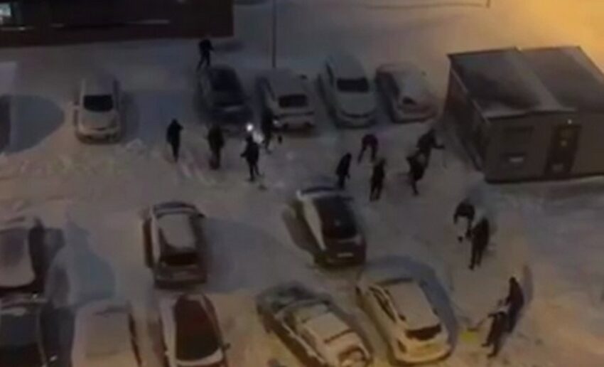 Воронежцы с лопатами во время снегопада вышли на улицы на помощь коммунальщикам
