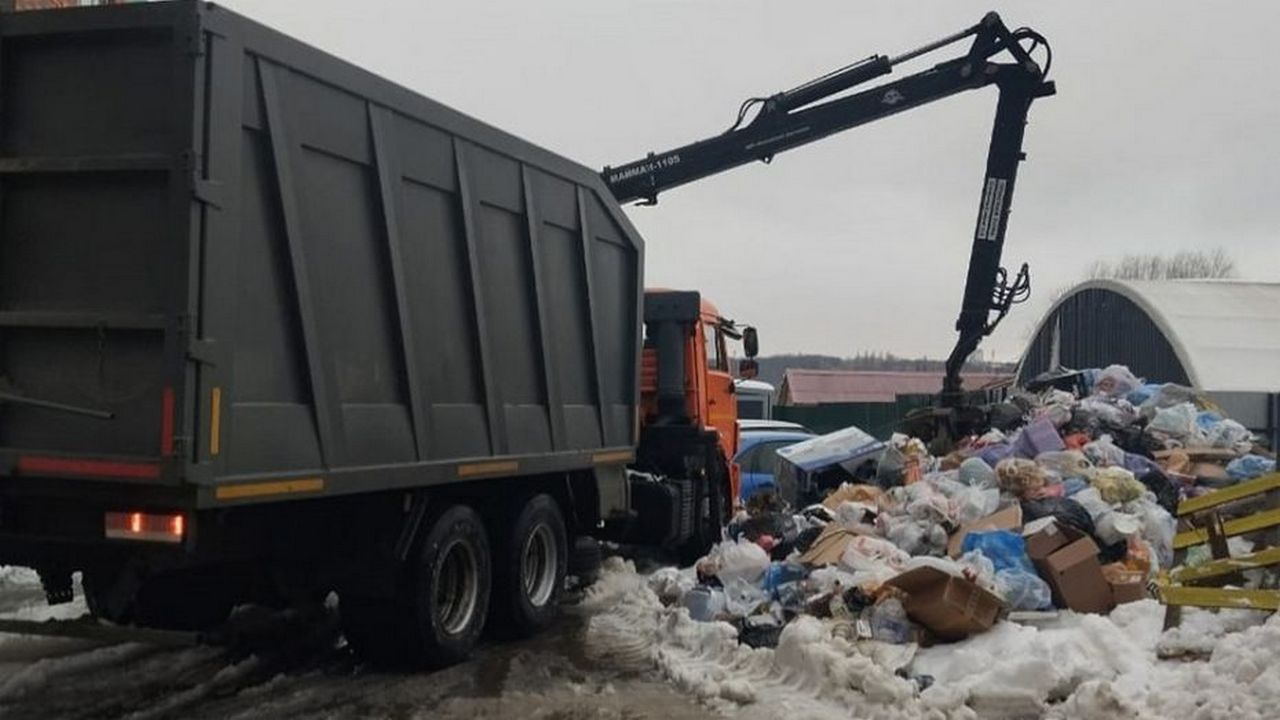 Когда уберут горы мусора возле баков в Воронеже, рассказали горожанам -  ВестиПК в Воронеже