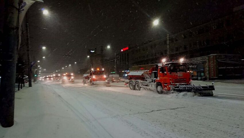 Воронеже продолжается борьба с последствиями интенсивного снегопада