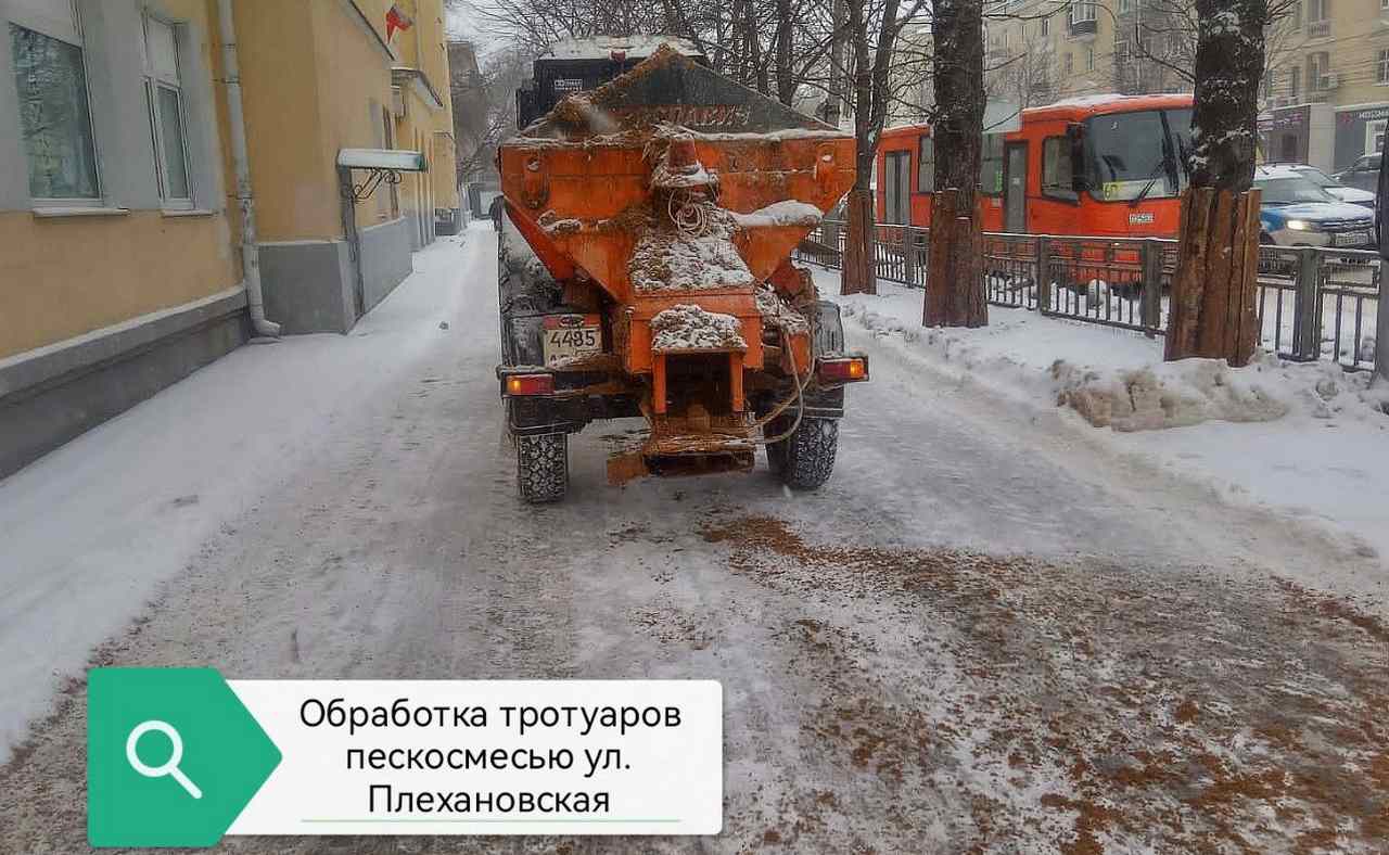 Противогололедными материалами обрабатывают в снегопад улицы в Воронеже -  ВестиПК в Воронеже