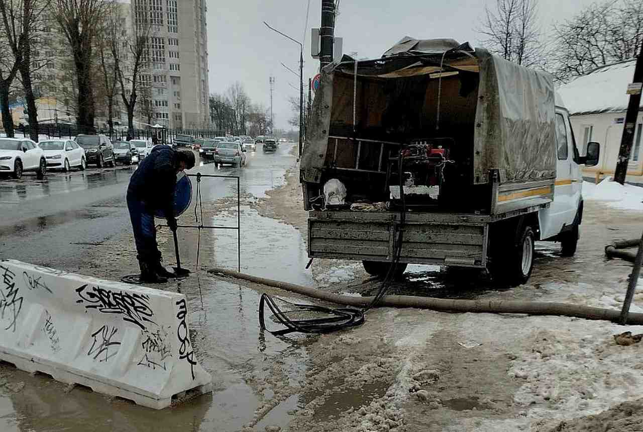 Специализированной техникой городской дорожной службы устраняются места  подтопления в Воронеже - ВестиПК в Воронеже