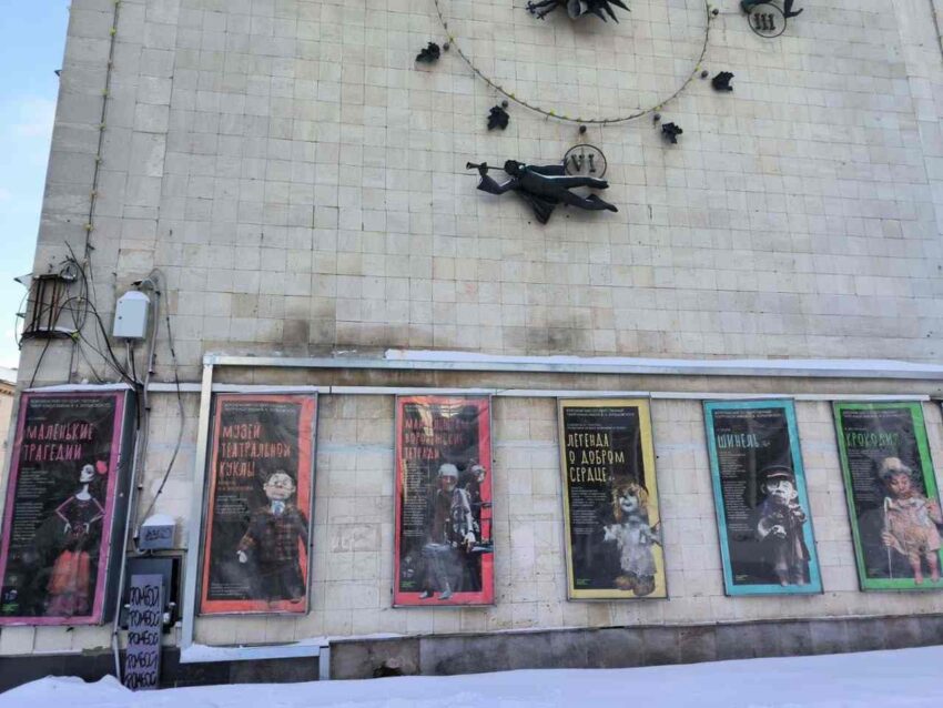 Вывеску, несанкционированно размещённую на здании по проспекту Революции в Воронеже, демонтировали