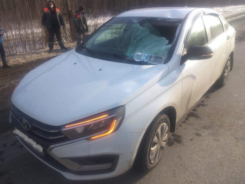В Воронеже на водителя легковушки упала ледяная глыба с крыши проезжающего мимо грузовика