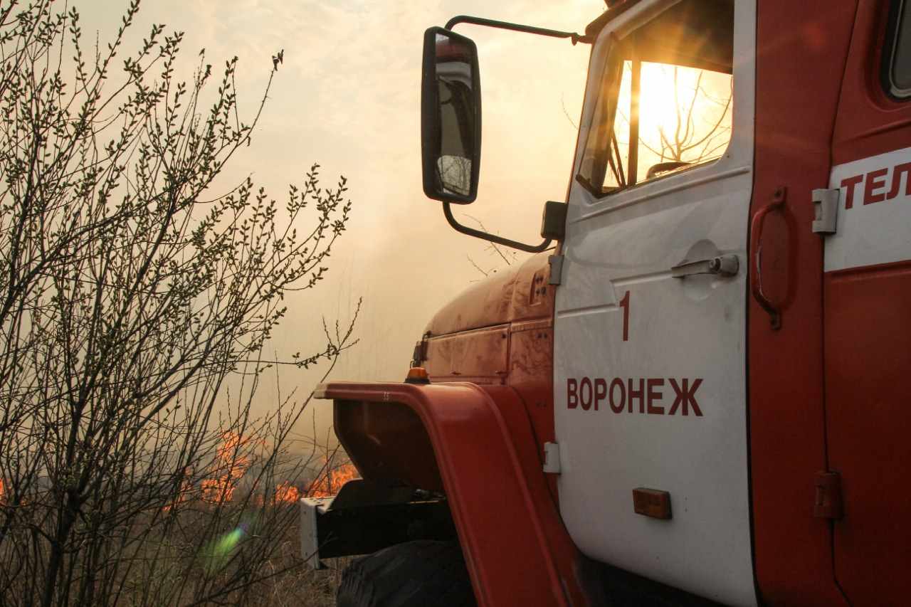 В горящем доме в селе в Воронежской области взорвался пропановый баллон -  ВестиПК в Воронеже