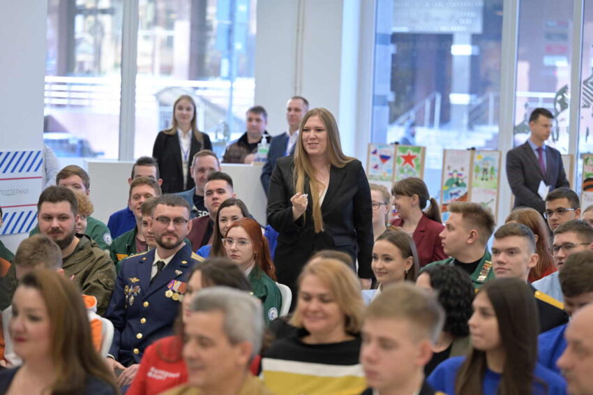 С лидерами молодежных движений региона встретился Герой ДНР, Председатель Народного совета Республики Артем Жога 