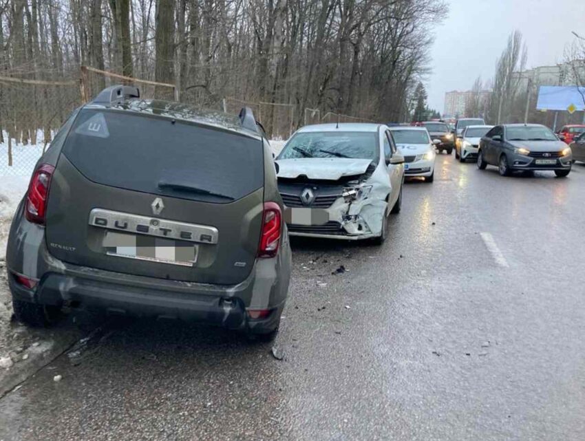 Три человека пострадали в ДТП с двумя Renault в Воронеже