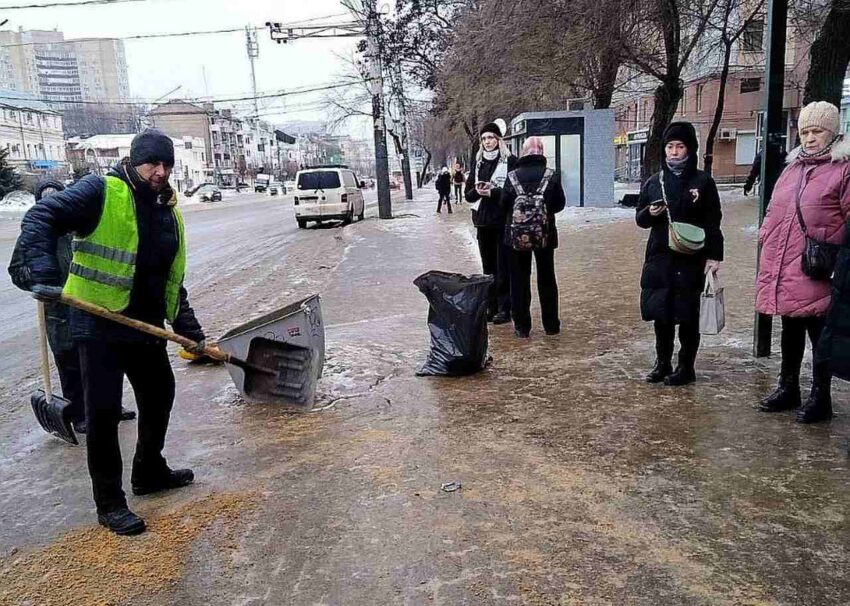 Последствия ледяного дождя устраняют районный комбинаты благоустройства в Воронеже 