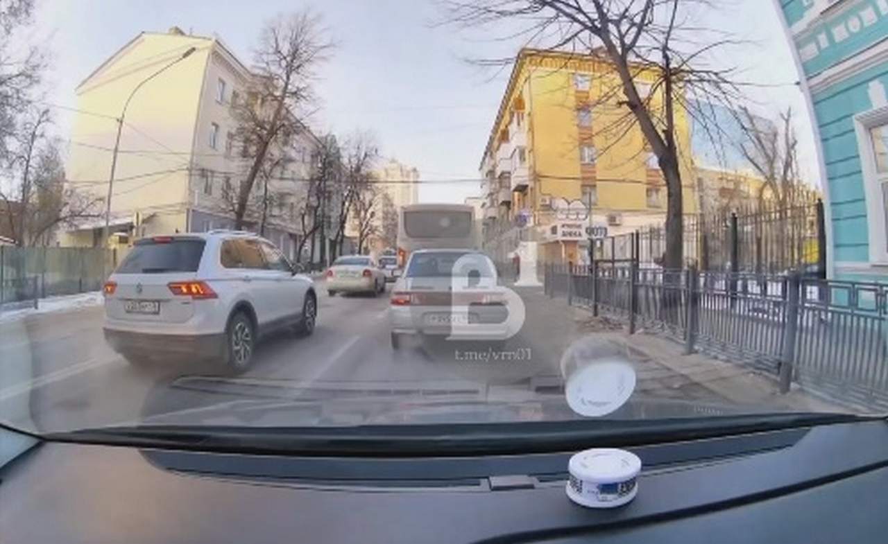 В Воронеже на видео попало хамское нарушение ПДД водителем маршрутки -  ВестиПК в Воронеже