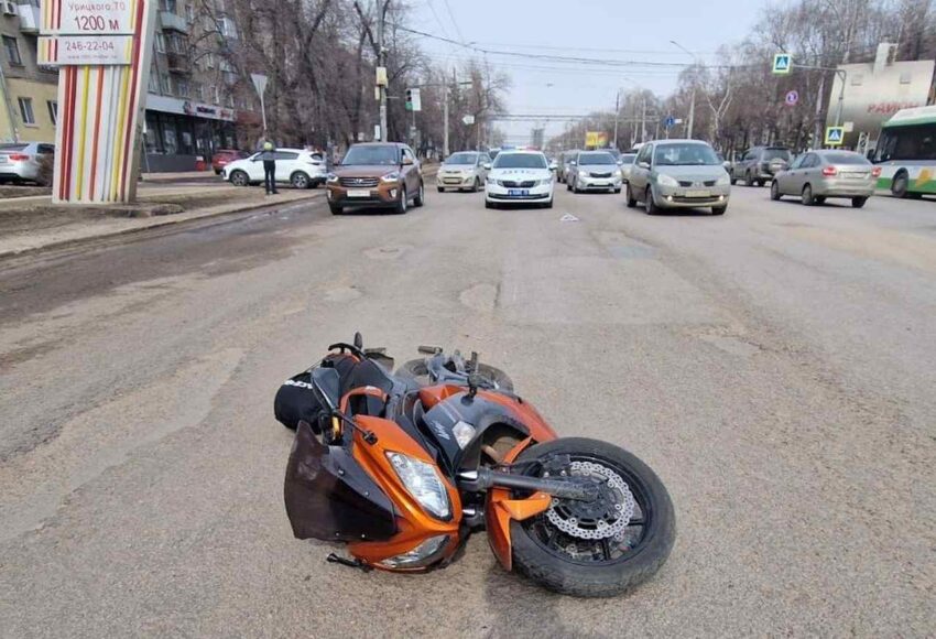 В столкновении с иномаркой на Московском проспекте в Воронеже пострадал мотоциклист