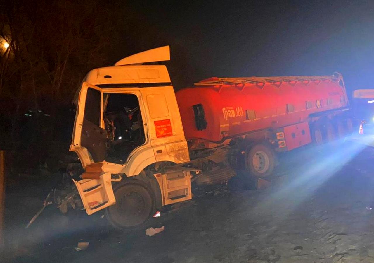 В столкновении двух КамАЗов на трассе М-4 «Дон» пострадали водители -  ВестиПК в Воронеже