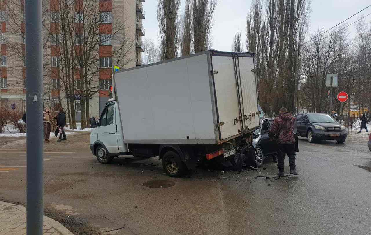 Иномарка попала под «Газель» на ул. Ломоносова в Воронеже - ВестиПК в  Воронеже