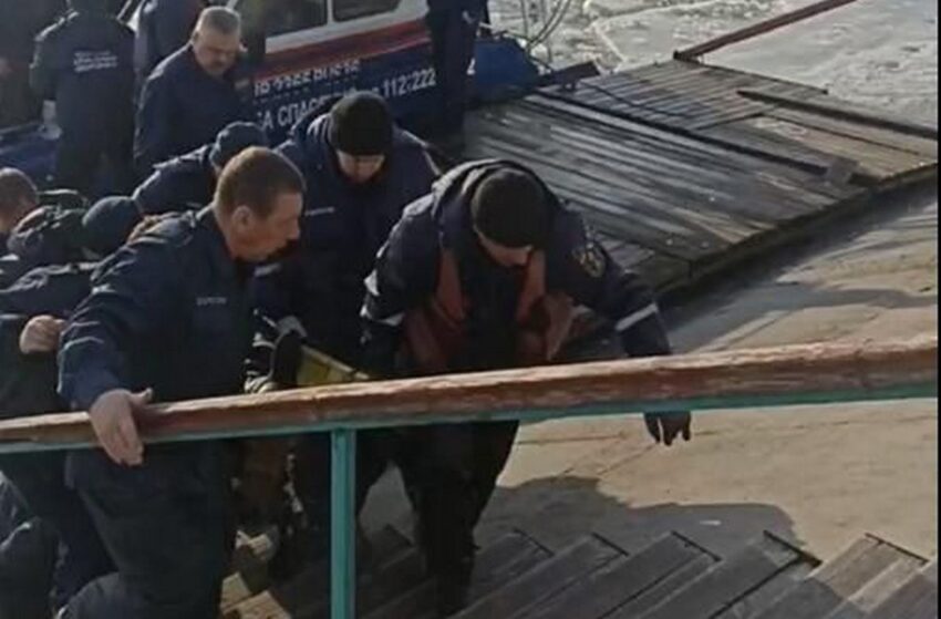 Два рыбака провалились под лед в Воронеже
