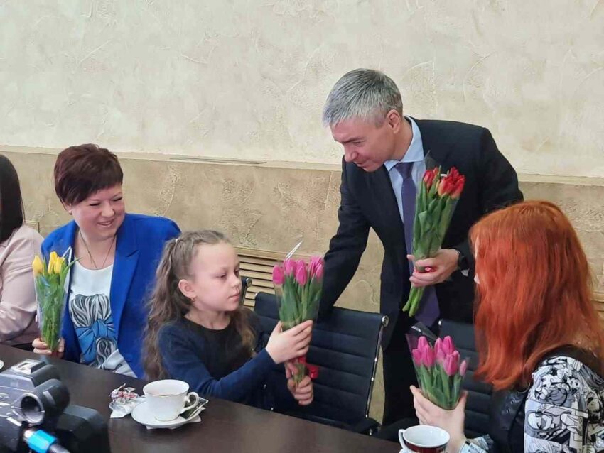 «Единая Россия» в Воронежской области поздравила с Международным женским днём мам и жён участников СВО