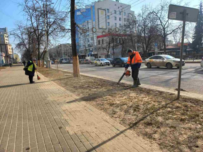 По 30 тонн пескосмета за смену вывозят коммунальщики в Ленинском районе Воронежа