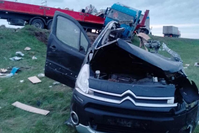 Водитель Citroën погиб после столкновения с двумя грузовиками на воронежском участке трассы М-4 «Дон»