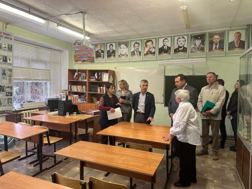 Депутат Госдумы Единой России посетил образовательные учреждения в Костёнках и Острогожске