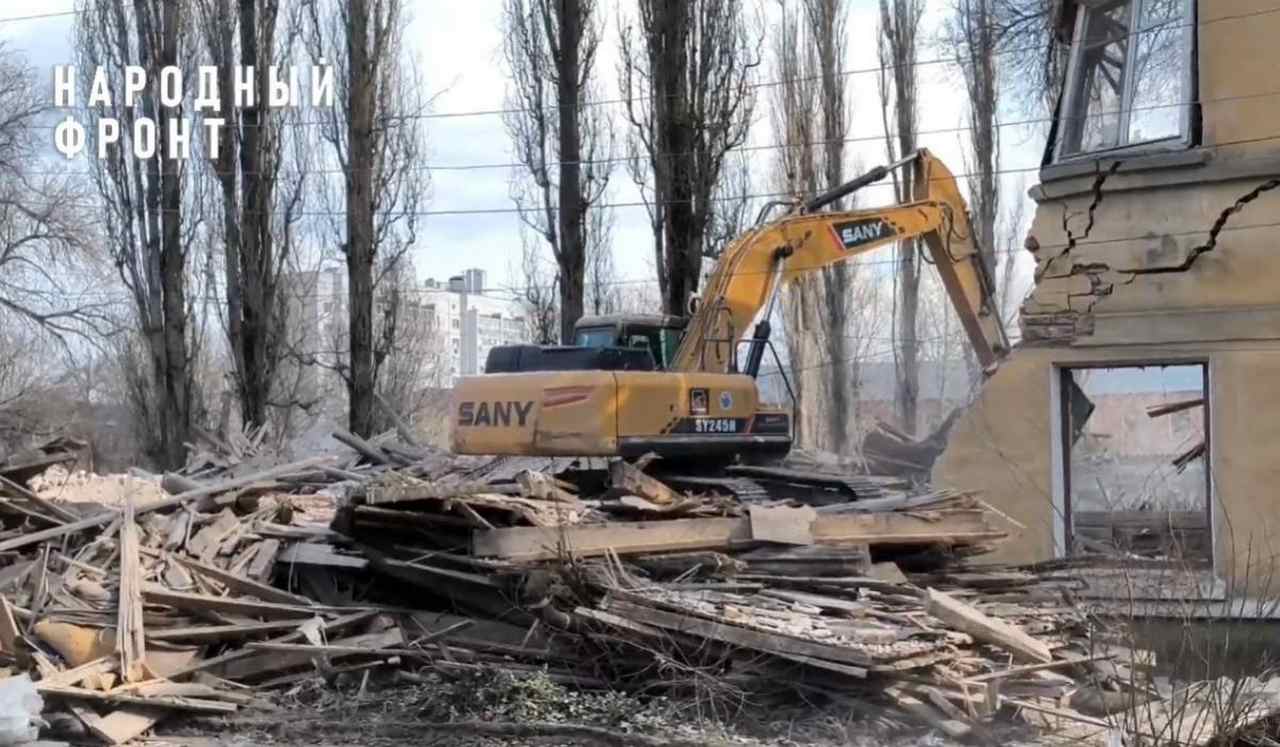 Снос аварийных расселенных домов начался в воронежском райцентре - ВестиПК  в Воронеже