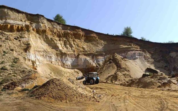 Несанкционированный карьер по добыче песка выявили под Воронежем