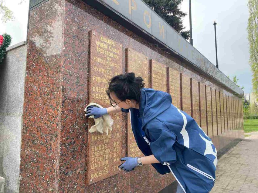 Активисты «Единой России», МГЕР и «Волонтеры Победы» провели субботники по благоустройству памятников ВОВ