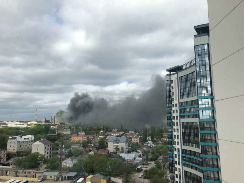 Огромное облако черного дыма сняли в Воронеже