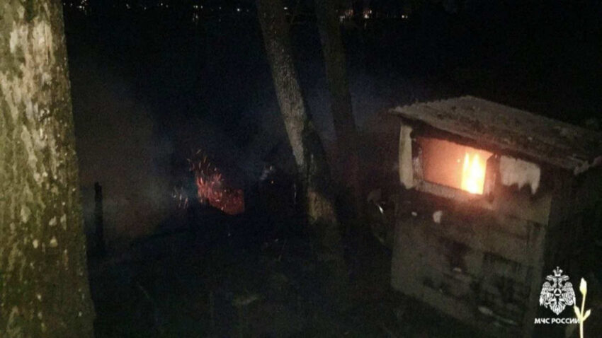Несколько домов пострадало во время мощного пожара в посёлке под Воронежем