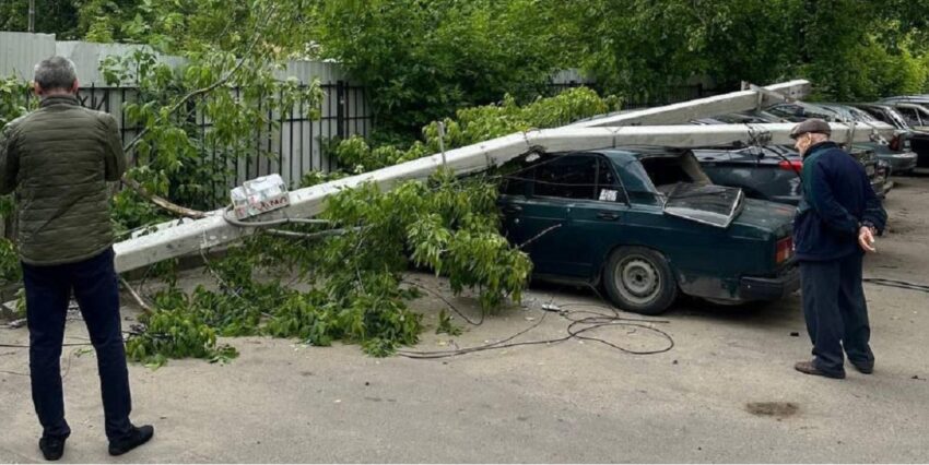 В Воронеже неуклюжий мусоровоз повалил столб на припаркованные авто