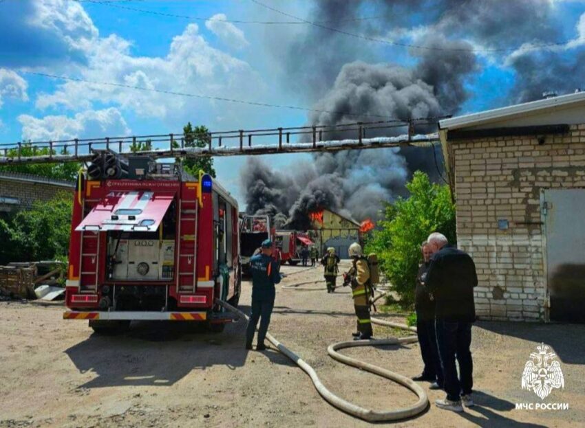 В субботу в Воронежском микрорайоне Придонской горели склады