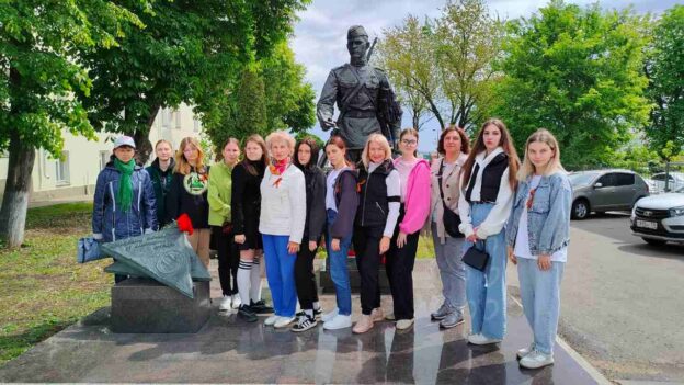Единая Россия организовала экскурсию для студентов и школьников по местам боевой славы Воронежа