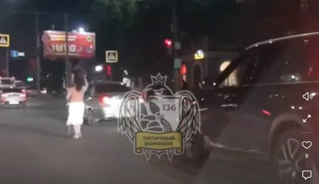 В Воронеже подозрительное поведение девушки посреди дороги попало на видео