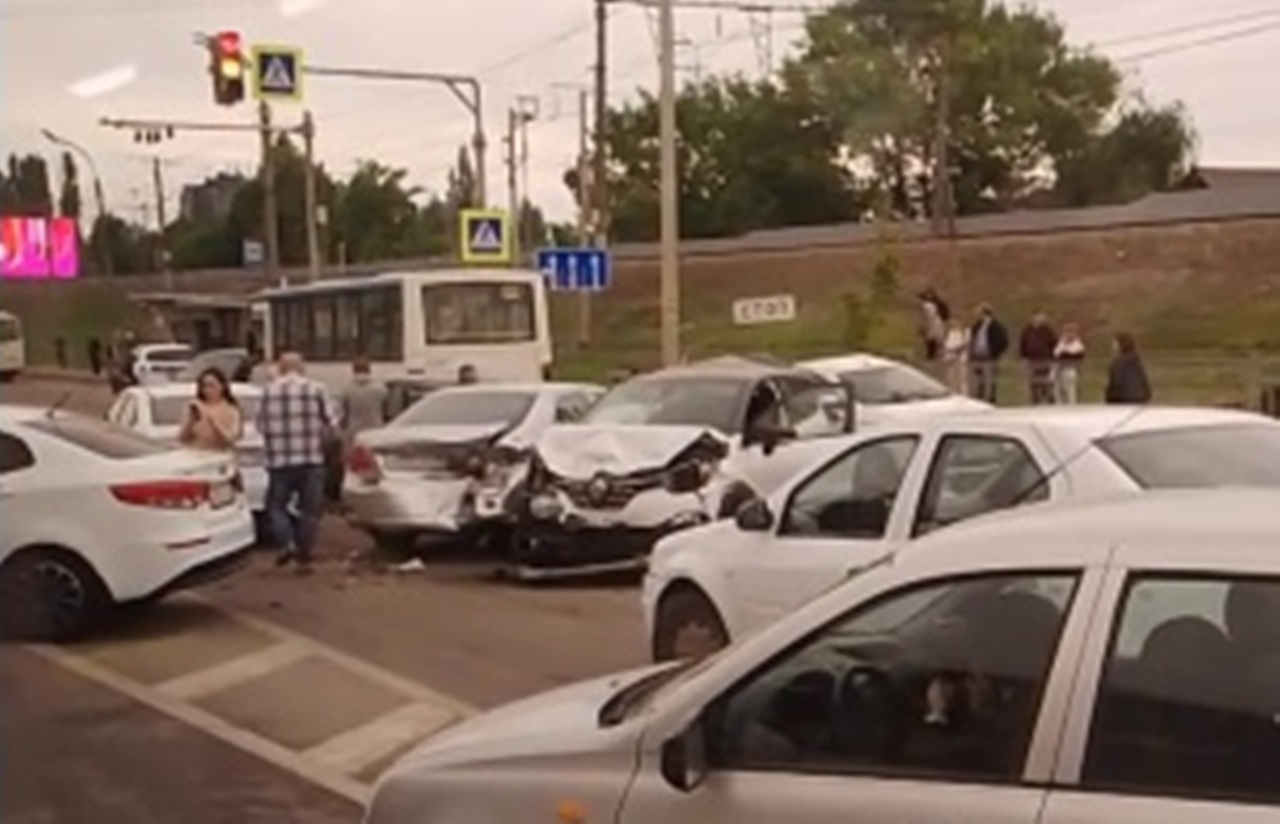 СК начал проверку по факту с автобусом и восемью авто в Воронеже - ВестиПК  в Воронеже