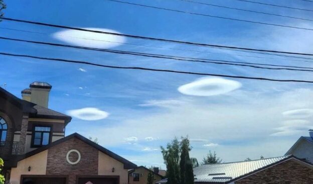 Облака, похожие на летающие тарелки, сфотографировали в Воронеже