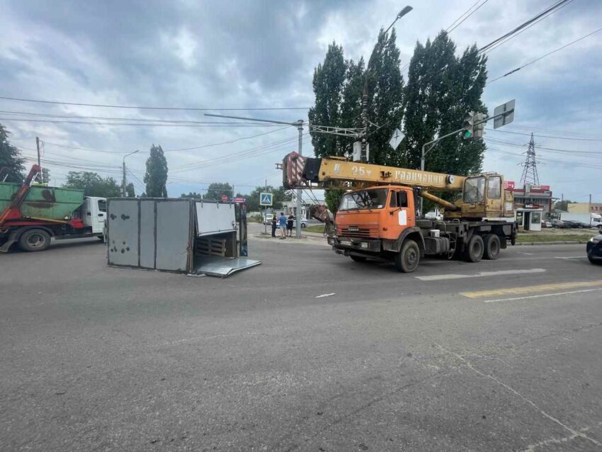 После столкновения с грузовиком в Воронеже перевернулась «Газель»