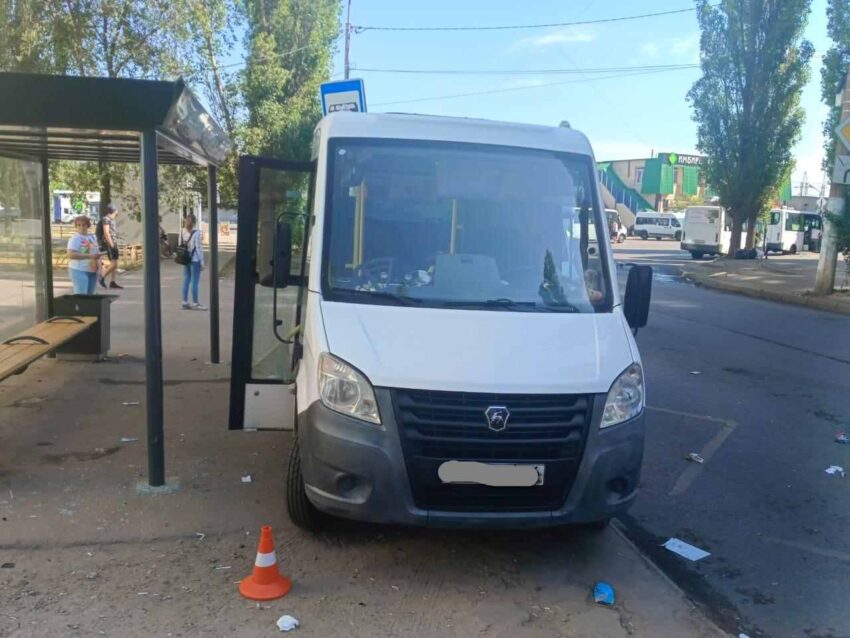 Женщину на автобусной остановке в Воронеже сбила маршрутка