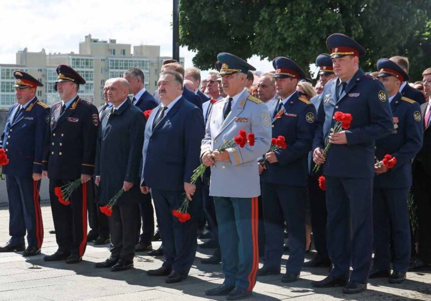 Прокурор Воронежской области Николай Саврун возложил цветы к вечному огню у Могилы Неизвестного солдата