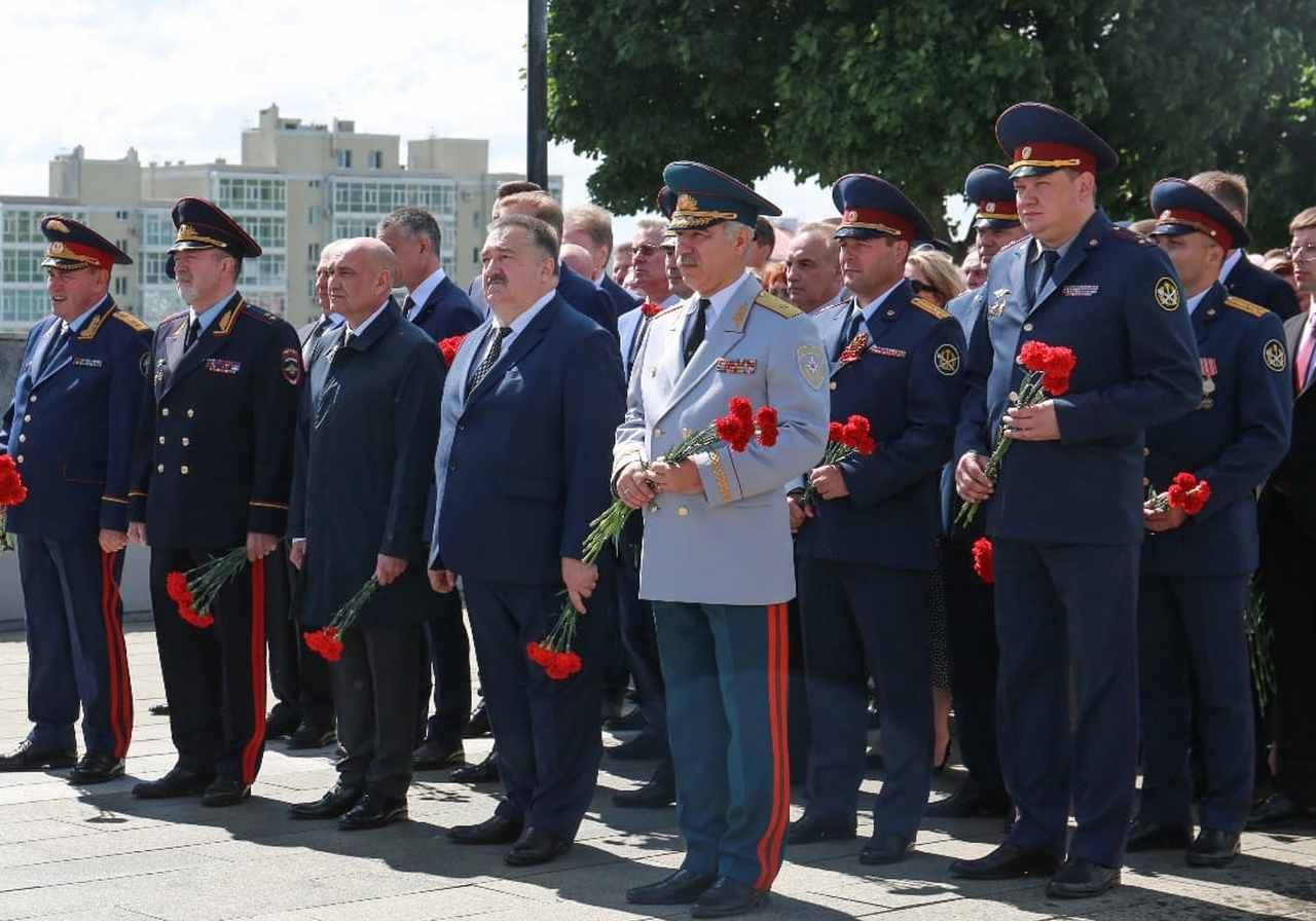 Прокурор Воронежской области Николай Саврун возложил цветы к вечному огню у  Могилы Неизвестного солдата - ВестиПК в Воронеже