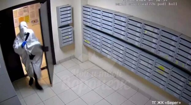 Неизвестный в простыне, разбивающий молотком камеры в воронежском ЖК, попал на видео