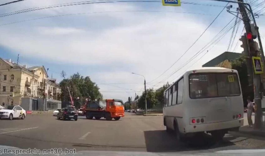 Воронежский маршрутчик, проехавший на красный свет, попал на видео